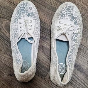 SO Sogodola White Women's Laced Ballet Flat Shoe. Size 7½ 🌴